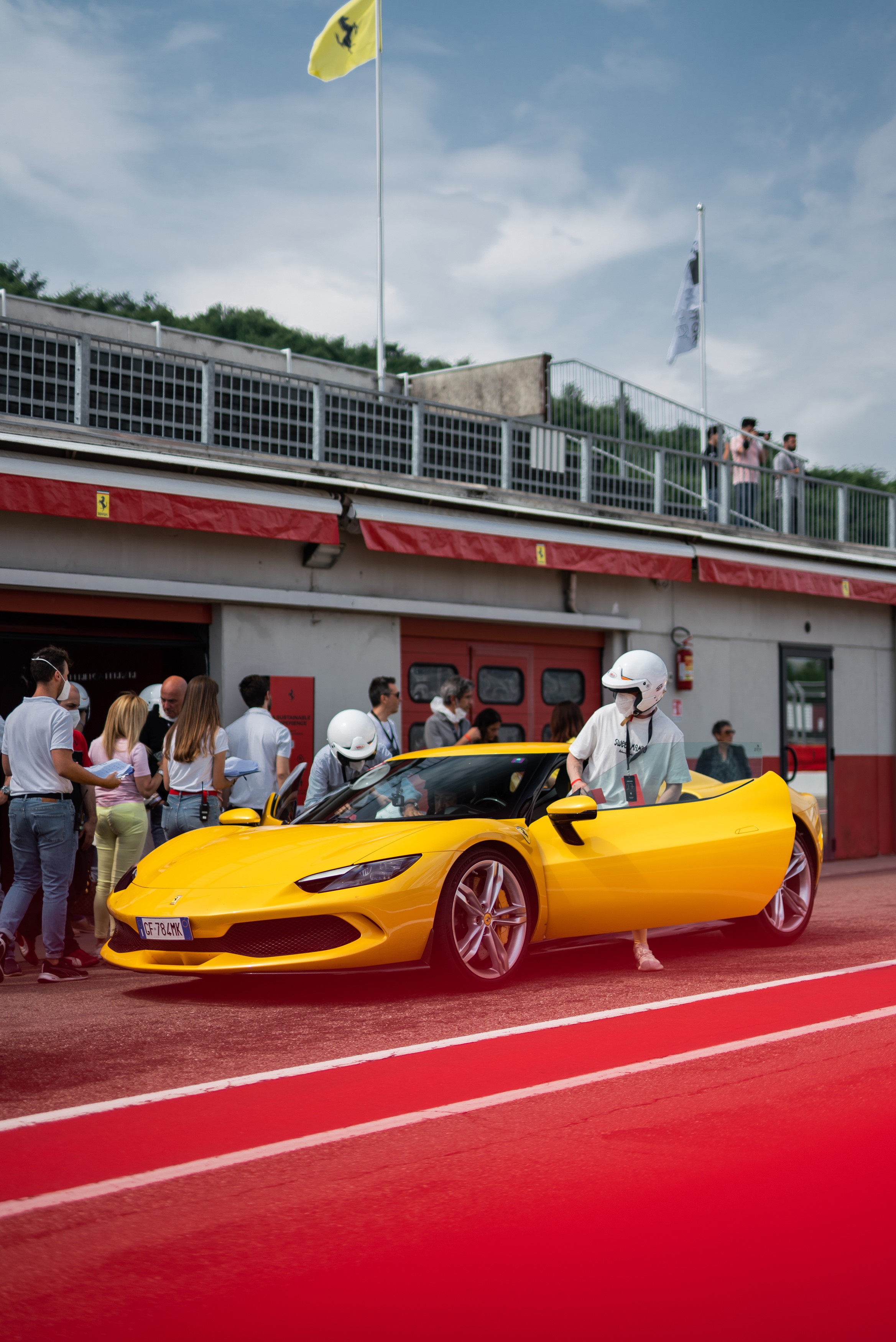 Compro Ferrari 296 GTB gialla pit lane Mugello — KB Superbroker Milano