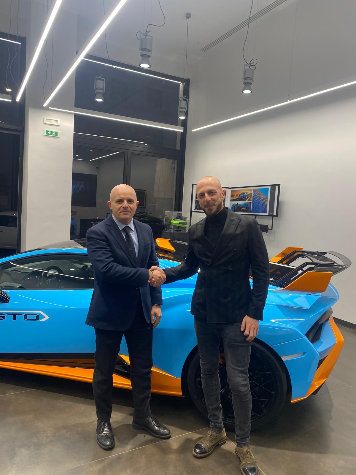 Compro Lamborghini Huracán STO arancione blu Milano